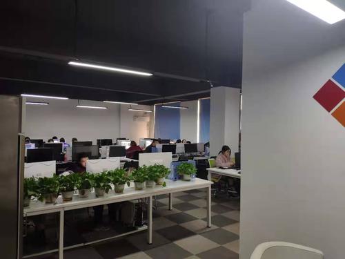 切入移动互联网行业解决方案,为企业提供app定制,微信营销,数据分析